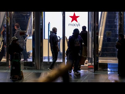 Macy’s tries to capture bigger piece of holiday shopping traffic