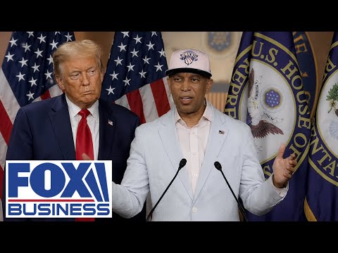 MELTDOWN: Hakeem Jeffries RAGES over Trump at NBA Finals